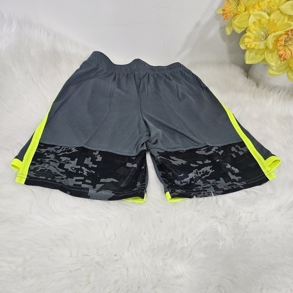 Under Armour Boy's shorts,  size medium gray/green new. - Picture 6 of 12